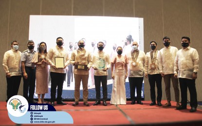 <p><strong><span data-preserver-spaces="true">BEST COASTAL COMMUNITIES. </span></strong>The Bureau of Fisheries and Aquatic Resources (BFAR) gives awards and livelihood projects to winners of the <em>Malinis at Masaganang Karagatan</em> (MMK) 2021 on Tuesday (Nov. 22, 2023). National winners include the coastal municipalities of Caluya in Antique, Padre Burgos in Southern Leyte and Sagñay in Camarines Sur. <em><span data-preserver-spaces="true">(Photo courtesy: DA-BFAR) </span></em></p>