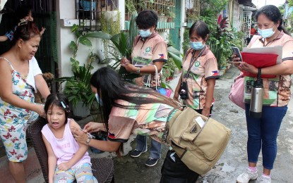 <p><strong>MEASLES VACCINE.</strong> A nurse administers a free anti-measles vaccine to a 7-year-old girl in Cavite in this undated photo. About 945,595 children in the Bangsamoro Autonomous Region of Muslim Mindanao have been vaccinated against measles as of Monday (April 15, 2024), according to the Department of Health. <em>(File photo)</em></p>