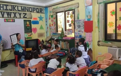 <p><strong>STORY TIME</strong>. The Kids Smoke-Free Storytelling Program of the Iloilo City Anti-Smoking Task Force (ICAST) at Barangay Villa Anita Daycare Center on Tuesday (Nov. 22, 2022). ICAST is bringing its campaign to children as young as 4 to 10 years old to raise their awareness of the ill effects of smoking. <em>(Photo courtesy of Arlene Alvarado)</em></p>