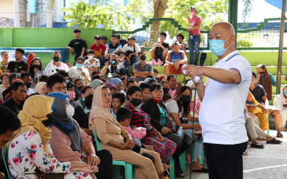 <p><strong>VENDORS' ORIENTATION</strong>. Cagayan de Oro City Mayor Rolando Uy (right) explains to ambulant vendors the city government's plan to relocate their selling area starting Nov. 24, 2022. A two-day orientation on the issue, which started Tuesday (Nov. 22, 2022), was held with the participation of more than 1,000 ambulant vendors. <em>(Photo courtesy of Jomar Figuracion/CIO) </em></p>