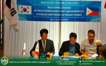 <p><strong>SEALED PARTNERSHIP.</strong> Dinagat Islands Gov. Nilo Demerey Jr. (center), together with Pyeongchang County Vice Mayor Kim Young Gyun (left) and Basilisa town Vice Mayor Manuelito Piodo lead the signing of the memorandum of understanding (MOU) in Cebu City for sending 2,000 farmers and fishermen to work in Pyeongchang County in South Korea Monday (Nov. 21, 2022). Under the MOU, the workers will not only earn during their yearlong stay in the country but also learn new farming and fishery technologies.<em> (Photo courtesy of Gov. Nilo Demerey Jr.)</em></p>