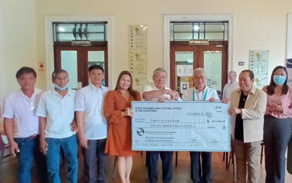 <p><strong>TAIWAN DONATION.</strong> Representative Peiyung Hsu of TECO (3rd from right) turns over the USD100,000 Taiwan donation to help Vigan City repair cultural and historical structures damaged by the July 27 earthquake in Northern Luzon. Mayor Jose Singson Jr. (4th from right) accepted the donation. Governor Jeremias Singson (2nd from right) of Ilocos Sur was present to witness the donation. <em>(TECO photo) </em></p>