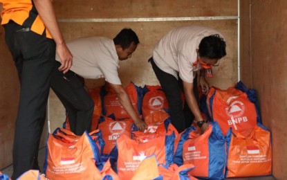 <p>Officers from Indonesia's National Disaster Mitigation Agency prepare logistics support for victims of the Cianjur earthquake. <em>(Antara photo)</em></p>