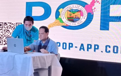 <p><strong>POPULATION WEBSITE</strong>. Iloilo Governor Arthur Defensor Jr. navigates the newly-launched website of the Provincial Population Office on Wednesday (Nov. 23, 2022). The initiative makes accessible basic population and population-related data to the public. <em>(PNA photo by PGLena)</em></p>