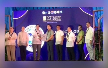 <p><strong>GAWAD KALASAG</strong>. The municipality of Calinog, Iloilo receives the Gawad KALASAG Seal as a "Fully Compliant” local government unit (LGU) during the awarding ceremony held at Diversion 21 Hotel in Iloilo City on Tuesday (Nov. 22, 2022). A total of 43 LGUs in Western Visayas are either beyond or fully compliant with the parameters set forth under the Gawad KALASAG Seal and Special Awards for Excellence in Disaster Risk Reduction and Management and Humanitarian Assistance. <em>(Screenshot from live streaming of the awarding ceremony)</em></p>