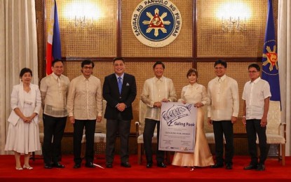 <p><strong>TOP PERFORMING LGU</strong>. Local government officials of Piddig, Ilocos Norte led by mayor Georgina Guillen (third from right) receive the award as one of the country's top performing local government units on Nov. 22, 2022, at the Malacanan Palace. President Ferdinand R. Marcos Jr. lauded them for making positive changes in their respective communities. <em>(Photo courtesy of Piddig LGU)</em></p>