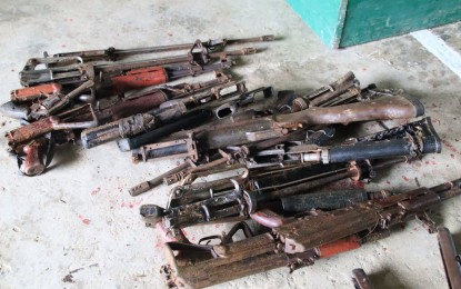 <p><strong>TURNED OVER</strong>. Some of the firearms turned over to the Philippine Army by a New People's Army(NPA) member when he surrendered on Nov. 19, the military reported on Wednesday (Nov. 23, 2022). The surrender was made just days after soldiers of the 46th Infantry Battalion and former NPA members held a dialogue with parents and relatives of active NPA members in Calbiga town. <em>(Photo courtesy of Philippine Army)</em></p>