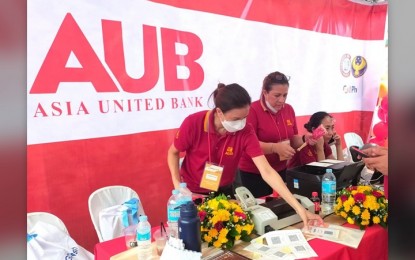 <p><strong>DIGITAL KIOSK.</strong> The Asia United Bank (AUB) sets up a kiosk during the launch of the "PalengQR PH" in Davao City on Wednesday (Nov. 23, 2022). The Bangko Sentral ng Pilipinas required all payment service providers like AUB to adopt the national QR code standard to transform the fragmented QR-driven payment services into interoperable payment solutions. <em>(PNA photo by Robinson Niñal Jr.) </em></p>