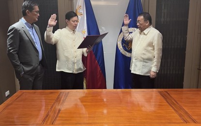 <p><strong>ACTING PHILHEALTH CHIEF.</strong> Executive Secretary Lucas Bersamin (right) swears in Emmanuel Rufino Ledesma Jr. (left) as acting president and chief executive officer (CEO) of the Philippine Health Insurance Corporation (PhilHealth). Ledesma is also a member of PhilHealth’s expert panel and board of directors. <em>(Photo courtesy of the Office of the Press Secretary)</em></p>