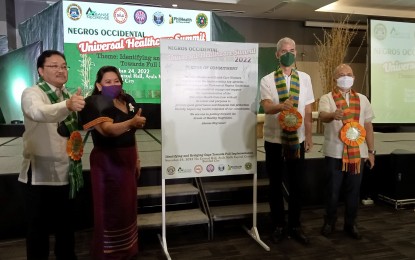 <p><strong>COMMITMENT</strong>. Negros Occidental Governor Eugenio Jose Lacson (2nd from right) and Dr. Ernell Tumimbang, provincial health officer, with Provincial Administrator Rayfrando Diaz II (right) and Dr. Gerlie Pinongan, head of Hospital Operations Department, after the signing of the Universal Health Care pledge of commitment during the UHC Summit held at the Central Hall, Ayala Malls Capitol Central in Bacolod City on Thursday (Nov. 24, 2022). “There is no time more fitting to robustly implement the UHC Act than now,” Lacson said in his message. <em>(PNA photo by Nanette L. Guadalquiver)</em></p>