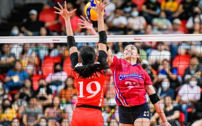 <p><strong>SEMIS MATCH</strong>. Creamline's Jessica Margarett Galanza tries to score against Petro Gazz's Nicole Anne Tiamzon during their semifinal match in the Premier Volleyball League Reinforced Conference at the PhilSports Arena in Pasig City on Thursday (Nov. 24, 2022). Creamline won, 25-21, 25-20, and 25-23. <em>(Photo courtesy of PVL Media Bureau)</em></p>