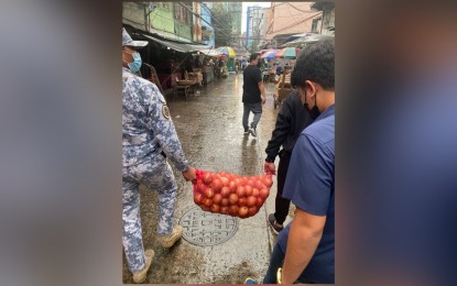 <p><strong><span data-preserver-spaces="true">SMUGGLED YELLOW ONIONS  </span></strong><span data-preserver-spaces="true">The Department of Agriculture seizes smuggled yellow onions in several markets in Metro Manila on Friday (Nov. 18, 2022). At least 105 sacks of yellow onions worth P225,000 were immediately disposed of. </span><em><span data-preserver-spaces="true">(Photo courtesy:DA)</span></em></p>