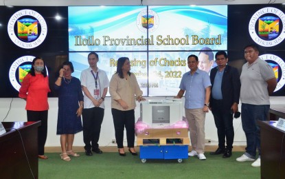 <p><strong>ASSISTANCE</strong>. Iloilo Governor Arthur Defensor Jr. (3rd from left) turns over checks and school equipment to identified schools in the province on Thursday (Nov. 24, 2022). Thirty-four elementary and secondary schools received support funded under the Special Education Fund of the province of Iloilo. <em>(Photo courtesy of Balita Halin sa Kapitolyo)</em></p>