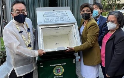 <p><strong>FIGHT AGAINST VIRUS. </strong>Japan International Cooperation Agency chief representative Takema Sakamoto (left) hands over to Department of Health officer-in-charge Undersecretary Maria Rosario Vergeire a thermal packaging system during a donation ceremony at the Lung Center of the Philippines in Quezon City on Friday (Nov. 25, 2022). The PHP3.2 billion worth of aid in the continuing battle against Covid-19 included 600 refrigerated containers, two vehicles with freezers and wing vans. <em>(Courtesy of DOH)</em></p>