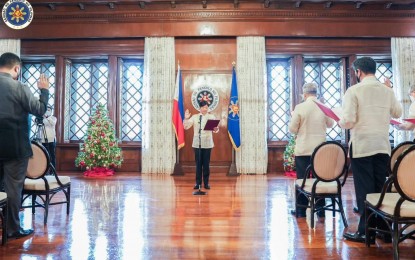 <p><strong>INFO DRIVE.</strong> President Ferdinand R. Marcos Jr. administers the oath of office to the newly-elected Officers and Board of Trustees of the Kapisanan ng mga Brodkaster ng Pilipinas (KBP) at the President’s Hall of Malacañan Palace on Friday (Nov. 25, 2022). Marcos, in his speech, urged the KBP to help the government intensify its information and communication drive. <em>(Photo courtesy of the Office of the President)</em></p>