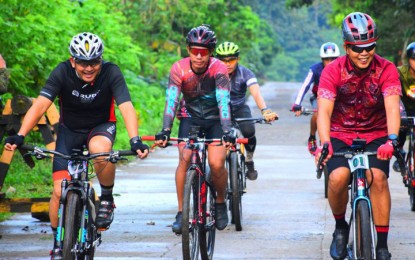 <p><strong>FUN RIDE</strong>. Maj. Gen. Ignatius Patrimonio, 11th Infantry Division (ID) commander (right), leads 182 bikers in the 30-km. fun bike event in Sulu on Nov. 20, 2022. On Sunday (Nov. 27, 2022), 1,131 individuals will participate in the fun run dubbed “Run, Sulu, Run 2022. <em>(Photo courtesy of 11ID)</em></p>