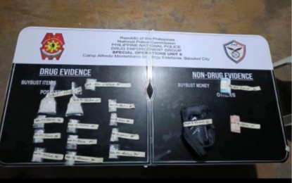 <p><strong>DRUG HAUL</strong>. Operatives of the Special Operations Unit-Western Visayas of the Philippine National Police Drug Enforcement Group seize PHP1.054 million worth of shabu during a buy-bust in Barangay 1A, Manapla, Negros Occidental on Saturday afternoon (Nov. 26, 2022). Arrested suspect Steve Silava, 36,  is listed as a high-value individual in the unit’s  Case Operational Plan “Quicksilver”.  <em>(Photo courtesy of PNP DEG, SOU-Western Visayas)</em></p>