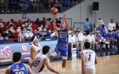 <p>Paul Lee (with ball): 27 points, two rebounds, one assist <em>(Courtesy of PBA Images)</em></p>
