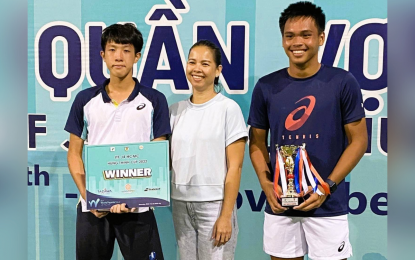 <p><strong>DOUBLES CHAMPION</strong>. Joewynn Pascua of the Philippines (right) and Pham La Hoang Anh of Vietnam flank tournament director Nguyen Thi Kieu during the awarding ceremony of the second leg of the International Tennis Federation Juniors category 4 tournament in Ho Chi Minh, Vietnam on Saturday (Nov. 26, 2022). They rallied past Ching Chang Chiu and Xiao Feng Zhou of Chinese Taipei in the final match. <em>(Contributed photo)</em></p>