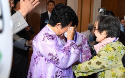 <p><strong>TEARFUL REUNION.</strong> Individuals in their twilight years get reunited with their relatives in the last face-to-face reunion between separated families in 2018. Contact between the two Koreas remains highly restricted, making it difficult for Seoul to find out the living conditions of those in the North or even simply to confirm whether they are dead or alive. <em>(Photo courtesy of the Ministry of Unification)</em></p>