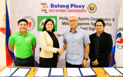 <p><strong>PARTNERSHIP:</strong> Nestle Philippines Inc. Beverages and Confectionary Business Executive Officer Veronica Vargas-Cruz (2nd from left) and Philippine Sports Commission (PSC) Chairman Noli Eala shake hands after signing the memorandum of agreement for the Batang Pinoy National Championships at the Rizal Memorial Sports Complex in Manila on Monday (Nov. 28, 2022). Also in photo are Nestle Philippines Inc. Assistant Vice President for Milo Sports Carlo Sampan (extreme left) and PSC Accounting Office head Erik Jean Mayores. (<em>Contributed photo)</em></p>