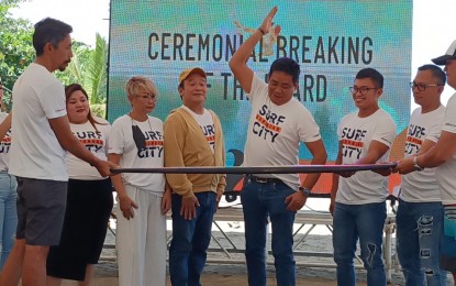 <p><strong>SURF'S UP</strong>. Borongan City Mayor Dayan Agda breaks a surfboard to signal the formal opening of the 3rd leg of the Philippine National Surfing Championship held in the city, the provincial capital of Northern Samar. This is the first time in the history of surfing competition that the male and female categories have the same cash prizes, said Surf in the City Chairperson Rupert Ambil on Monday (Nov. 28, 2022). <em>(PNA photo by Roel Amazona)</em></p>