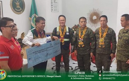 <p><strong>AID TO MAGUINDANAO.</strong> Dinagat Islands Gov. Nilo Demerey Jr. (4th from right) leads the turnover of PHP1 million cash aid on Monday (Nov. 28, 2022) to Maguindanao province, which was badly hit by Severe Tropical Storm Paeng last month. Demerey delivered relief goods consisting of clothing and other necessities. <em>(Photo courtesy of Gov. Nilo Demerey Jr.)</em></p>