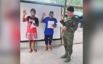 <p><strong>STARTING NEW LIVES.</strong> Two former members of the New People’s Army (NPA) pledge their allegiance to the government as they turn themselves in to the Philippine Army's 91st Infantry Battalion (91IB) on Monday (Nov. 28, 2022). The two surrendered rebels -- " Ka Yoga” and “Ka Lando” -- are both members of an indigenous peoples community in Dingalan town, Aurora province.<em> (Photo courtesy of the Army's 91st Infantry Battalion)</em></p>