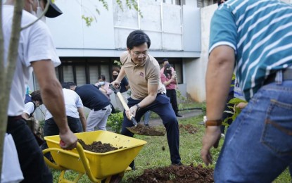 <p><strong>MODERN REVOLUTION</strong>. Civil Service Commission Chairperson Karlo Nograles leads a "green revolution" to celebrate the 159th birth anniversary of the "Father of Philippine Revolution" Andres Bonifacio on Tuesday (Nov. 29, 2022). Nograles urges civil servants to emulate Bonifacio's love and dedication to the country. <em>(Photo courtesy of CSC)</em></p>