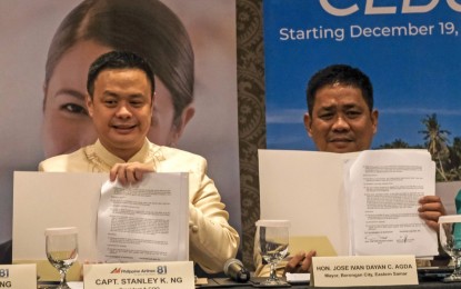<p><strong>NEW ROUTE</strong>. Philippine Airlines president and chief operating officer Capt. Stanley Ng (left) and Borongan City Mayor Jose Ivan Dayan Agda show the signed memorandum of agreement between Philippine Airlines and the Borongan city government on Tuesday (Nov. 29, 2022). The flag carrier will launch the twice-weekly Cebu-Borongan flight on December 19. <em>(Photo courtesy of Borongan city information office)</em></p>