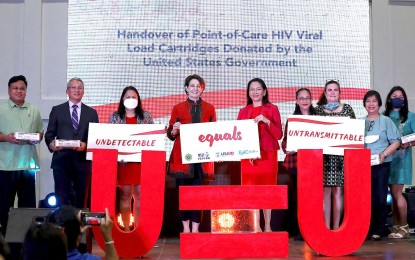 <p><strong>DONATION.</strong> US Ambassador to the Philippines MaryKay Carlson hands over 86,000 human immunodeficiency virus (HIV) viral load cartridges to the Department of Health officials in Manila on Thursday (Dec. 1, 2022). An HIV viral load test is a type of HIV blood test that measures the amount of genetic material in a blood sample. <em>(PNA photo by Yancy Lim)</em></p>