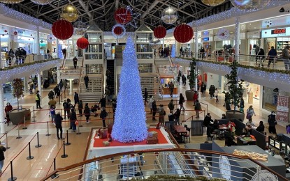 <p>A view of a shopping mall as Swiss people flocked to the supermarkets ahead of Christmas despite the coronavirus (Covid-19) in Geneva, Switzerland. <em>(FILE PHOTO/Anadolu Agency)</em></p>