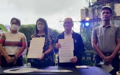 <p><strong>UPGRADING</strong>. The Department of Trade and Industry (DTI) and the Iloilo Science and Technology University (ISAT U) in La Paz district sign an agreement for the upgrading of the Iloilo Center for Design, Prototyping, and Modelling Fabrication Laboratory Shared Service Facility in Western Visayas on Wednesday (Nov. 30, 2022). Signatories to the agreement were DTI Iloilo head Dinda Tamayo and ISAT U president Dr. Raul Muyong (2nd and 3rd from left). <em>(PNA photo by PGLena)</em></p>