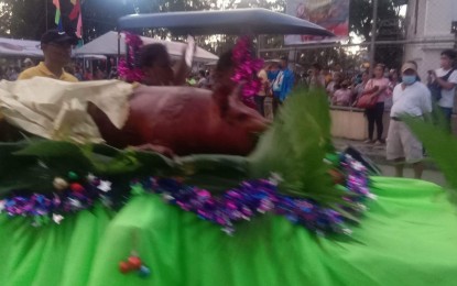 <p><strong>PORK LOVERS' FEST</strong>. The "Porky Porky Festival" in the municipality of Leganes offers mouth-watering roasted pork on Thursday (Dec. 1, 2022). The festival that serves as part of the recovery measure against the African swine fever added a flavorful color to the town’s switch-on of lights ushering in the holiday season. <em>(Photo from ichannelmultimediaproduction)</em></p>