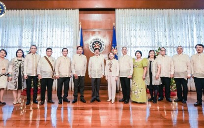 <p><strong>PH ENVOYS.</strong> President Ferdinand Marcos Jr. poses for a photo with Filipino diplomats at the Malacañan Palace in Manila on Thursday (Dec. 1, 2022). Marcos directed the envoys to find ways to establish strong connections with host countries and attract more foreign investments as they represent the Philippines. <em>(Malacañang photo)</em></p>