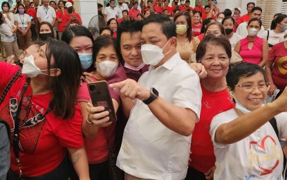 <p><strong>GOODBYE.</strong> Ousted Albay Governor Noel Rosal (center) thanks his supporters as he bids them goodbye late Thursday (Dec. 1, 2022). Rosal was ousted by the Commission on Elections over a violation of the Omnibus Election Code with regard to the release and disbursement of public funds during the 45-day election ban. <em>(Photo from Rosal's Facebook page)</em></p>
