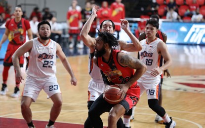 <p><strong>PBA COMMISSIONER'S CUP</strong>. Devon Scott of San Miguel Beermen (with the ball) tries to score against Cliff Hodge of the Meralco Bolts. San Miguel escaped from a late surge from Meralco for a 113-108 win in their PBA Commissioner's Cup battle on Friday (Dec. 2, 2022) at the PhilSports Arena in Pasig. <em>(Photo courtesy of PBA Images)</em></p>