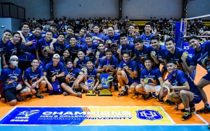 <p><strong>CHAMPION</strong>. A group shot of the National University Bulldogs after beating the University of Santo Tomas Tiger Spikers, 25-23, 25-23, 25-21, in Game 3 on Friday (Dec. 2, 2022). The Bulldogs captured the V-League Men's Collegiate Challenge title at the Paco Arena in Manila. <em>(Photo courtesy of PVL Media Bureau)</em></p>