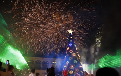 <p>Fireworks display <em>(PNA photo by Alfred Frias)</em></p>