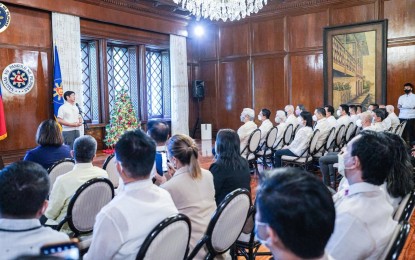 <p><strong>MEDIA'S ROLE.</strong> President Ferdinand R. Marcos Jr. meets with the officials of Radio Mindanao Network at Malacañan Palace in Manila on Friday (Dec. 2, 2022). During the meeting, Marcos emphasized the role of the media in national development and reiterated his call for them to help the government amplify its message of fostering unity. <em>(Photo courtesy of the Office of the President)</em></p>