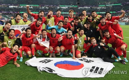 <p><strong>VICTORY</strong>. South Korean players celebrate their 2-1 victory over Portugal in the Group H match that sent them to the round of 16 at the FIFA World Cup at Education City Stadium in Al Rayyan, west of Doha, on Dec. 2, 2022.  South Korea will face the world's number one Brazil on Monday in a win-or-go-home match. <em>(Yonhap)</em></p>