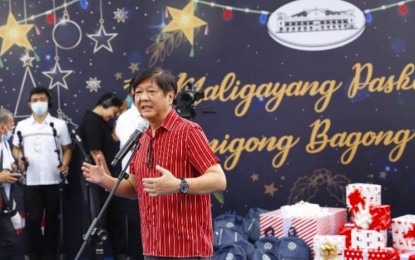 <p><strong>GIFT GIVING</strong>. President Ferdinand R. Marcos Jr. and First Lady Liza Araneta-Marcos continue to spread the Yuletide cheers by inviting around 600 children for a treat dubbed, ‘Balik Sigla, Bigay Saya: Nationwide Gift Giving’ at the Kalayaan Grounds of Malacañan Palace on Sunday (Dec. 4, 2022). He said his administration will continue working during the holiday season to spearhead initiatives that aim to improve the lives of Filipinos. <em>(PNA photo by Alfred Frias)</em></p>