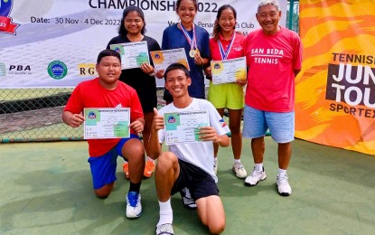 <p><strong>TWIN TITLES </strong><span data-preserver-spaces="true">Tennielle Bedua Madis (standing second from left) poses with her teammates and coach Jovy Mamawal (standing extreme right) during the awarding ceremony of the 37th RGB Penang Open Age Group Tennis Championships in Malaysia on Sunday (December 4, 2022). Madis won the singles and doubles titles in the girls' 16-under category. (<em>Contributed photo)</em></span></p>