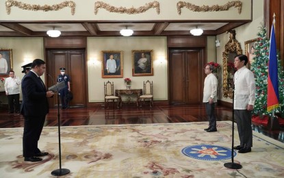 <p>President Ferdinand R. Marcos Jr. (right) and Lao Ambassador to the Philippines Sonexay Vannaxay (left) <em>(Photo courtesy of the Office of the Press Secretary)</em></p>