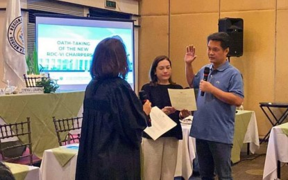 <p><strong>RDC-6 CHAIR</strong>. Bacolod City Mayor Alfredo Abelardo Benitez takes his oath as the chairperson of the Regional Development Council in Western Visayas on Tuesday (Dec. 6, 2022) before Presiding Judge Juvy Dioso of the Regional Trial Court Branch 49, in the presence of his wife, Dominique. Benitez then presided over the orientation meeting with officials of the National Economic Development Authority held at the city's L’ Fisher Hotel. <em>(Photo courtesy of Bacolod City PIO)</em></p>