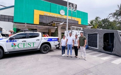 <p><strong>MOBILE COMMAND AND CONTROL VEHICLE</strong>. Bulacan provincial officials headed by Governor Daniel Fernando (second from left) and Vice Governor Alexis Castro (extreme right) pose with the new mobile command and control vehicle (MOCCOV) from the Department of Science and Technology (DOST) at the Bulacan Capitol Gymnasium in Malolos City on Monday (Dec. 5, 2022). The DOST turned over the vehicle to help strengthen Bulacan's local disaster preparedness and post-pandemic recovery capacities. <em>(Photo courtesy of the DOST-Bulacan)</em></p>
