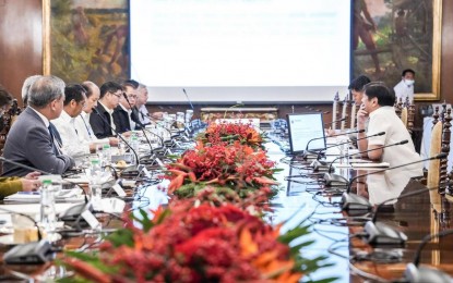 <p><strong>HEALTH MEETING</strong>. President Ferdinand R. Marcos Jr. (right) holds a meeting with officials of the Department of Health (DOH) at Malacañan Palace on Tuesday (Dec. 6, 2022). Marcos directed the DOH officials to prioritize general public health concerns like tuberculosis (TB) infections aside from Covid-19. <em>(Photo courtesy of the Office of the Press Secretary)</em></p>
