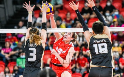 <p><strong>FINALS MVP.</strong> Petro Gazz import Lindsey Vander Weide tries to score against two Cignal defenders during their best-of-three title showdown in the Premier Volleyball League Reinforced Conference at the Philsports Area in Pasig City on Tuesday (Dec. 6, 2022). The Petro Gazz Angels won, 25-17, 22-25, 25-12, 25-22, to claim the title. <em>(Photo courtesy of PVL Media Bureau)</em></p>