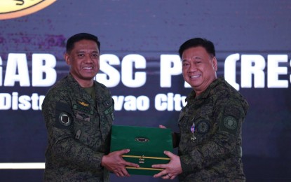 <p><strong>RESERVIST.</strong> Deputy House Speaker and Colonel Isidro Ungab (Res.), who earlier received the Bronze Cross Medal, receives a memento from Army Commanding General, Lt. Gen. Romeo S. Brawner Jr., during the first-ever Philippine Army Fellowship Night With Reservists held at the Philippine Army Officers’ Clubhouse in Fort Bonifacio, Taguig City on Dec. 5, 2022.  <em>(Photo courtesy of PA) </em></p>