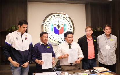 <p><strong>KNIGHTS JOIN PSL.</strong> PSL president Rocky Chan and Sen. Jinggoy Estrada show their signed copies of the memorandum of agreement that formalized the San Juan Knights' entry to the PSL DUMPER Cup. Also present are PSL commissioner Marc Pingris, vice president Ray Alao, and head of basketball operations Leo Isaac.<em> (Photo courtesy of PSL)</em></p>